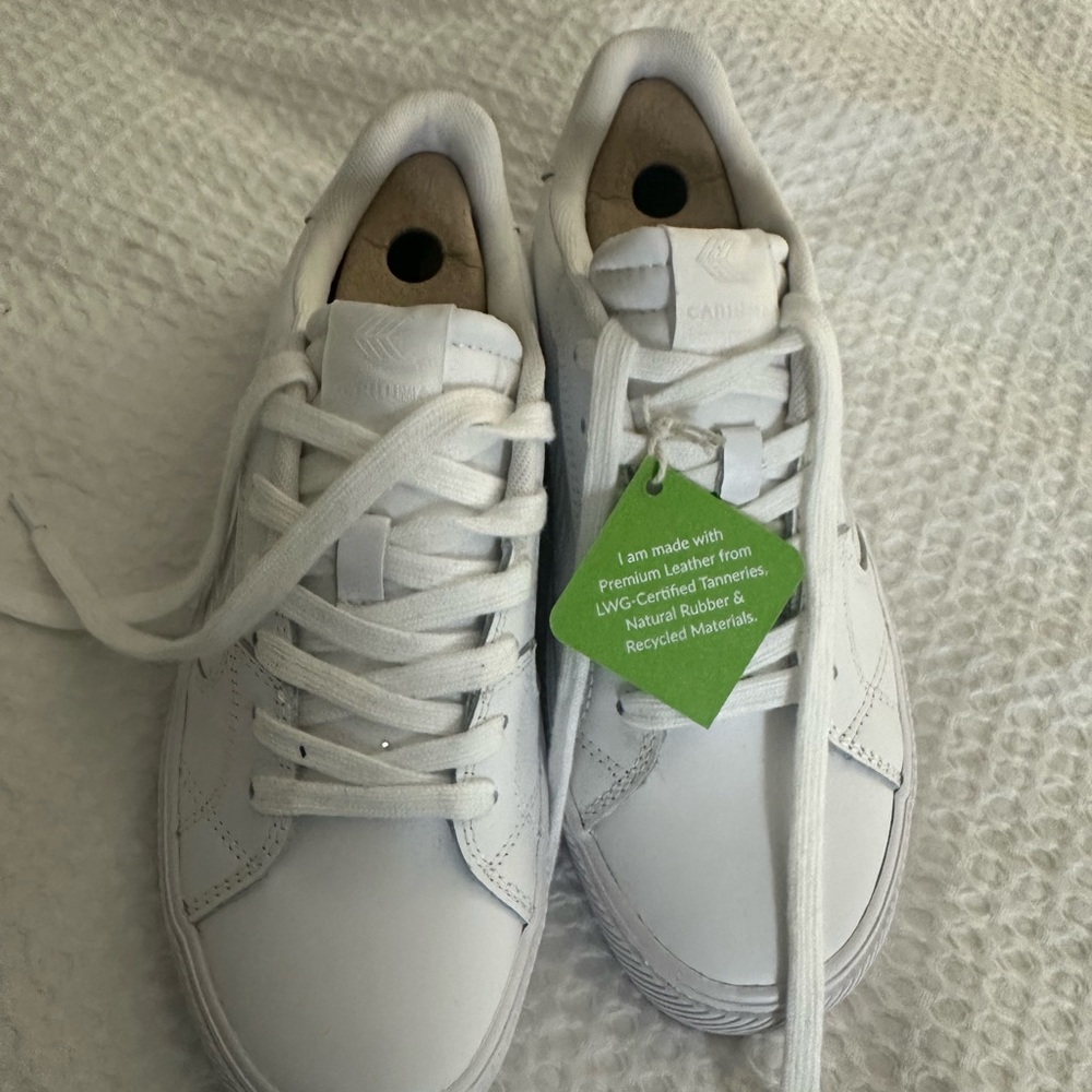 Cariuma White Women's Sneakers